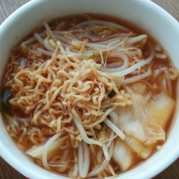 チキンラーメンアレンジ（もやし・キムチ入り）